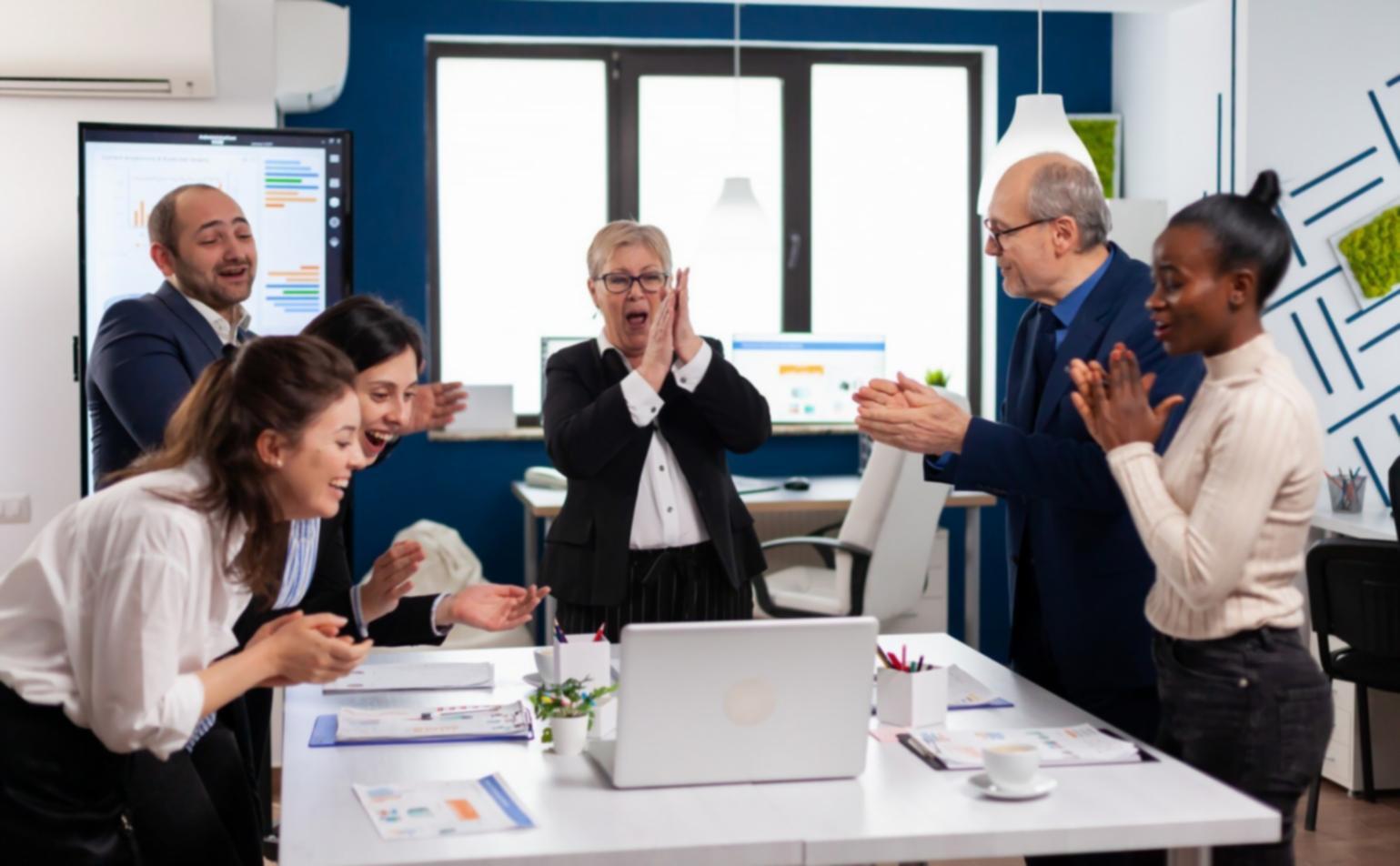 Personne consultant des documents financiers avec une calculatrice